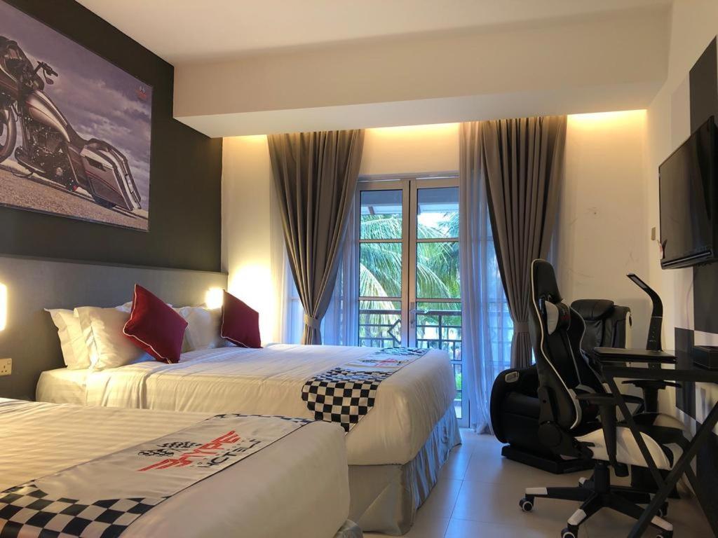 Hype Motorsports Hotel Петалинг Джая Екстериор снимка
